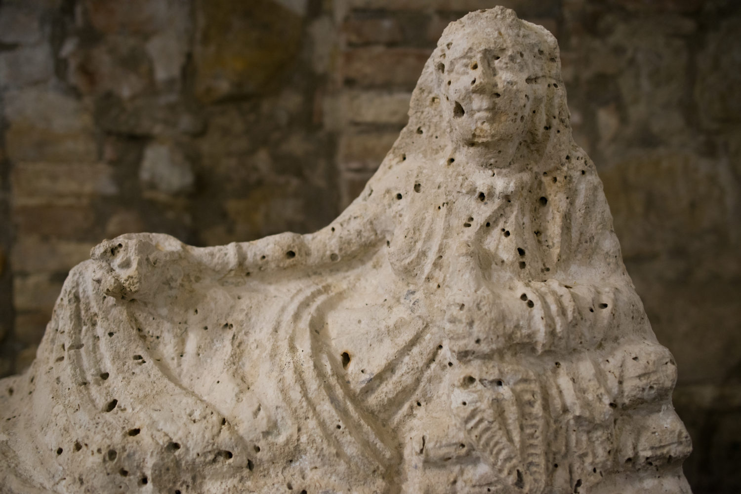 urna coperchio donne etrusche - pozzo etrusco